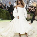 Aos 14 anos, Blue Ivy estreia no Met Gala ao lado de Beyoncé