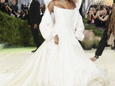 Aos 14 anos, Blue Ivy estreia no Met Gala ao lado de Beyoncé
