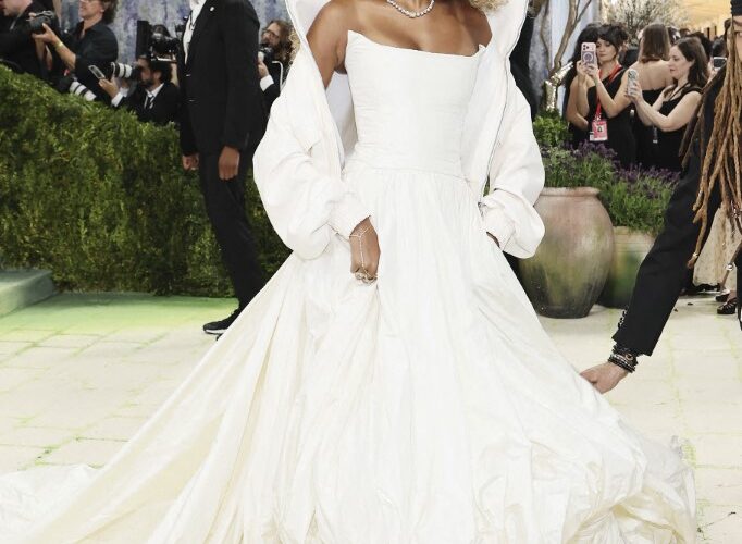 Aos 14 anos, Blue Ivy estreia no Met Gala ao lado de Beyoncé