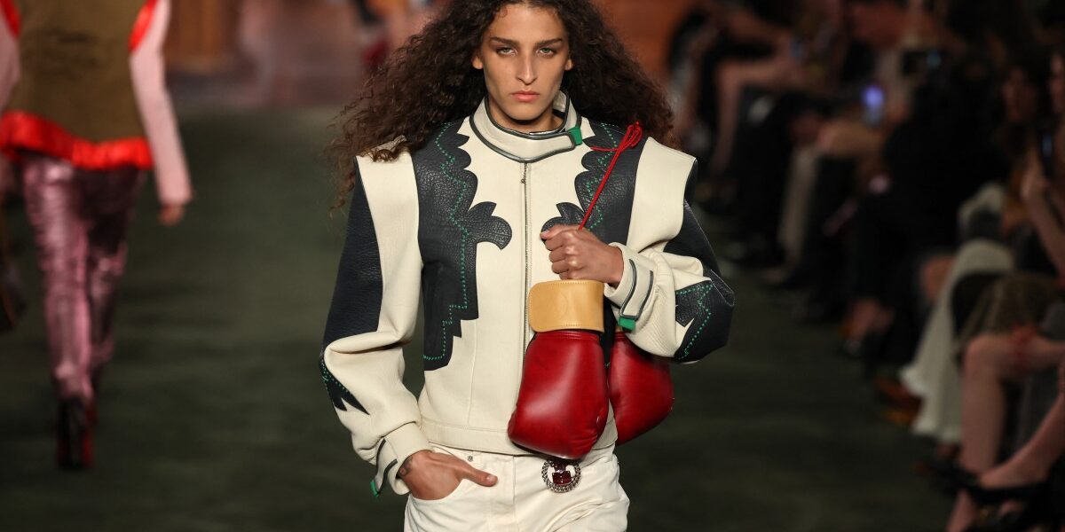 Louis Vuitton mistura babados e couro em desfile no museu Frick