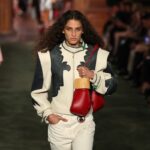 Louis Vuitton mistura babados e couro em desfile no museu Frick