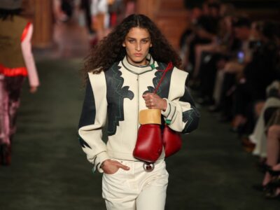 Louis Vuitton mistura babados e couro em desfile no museu Frick
