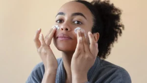 Protetor solar no inverno: dermatologista alerta sobre riscos
